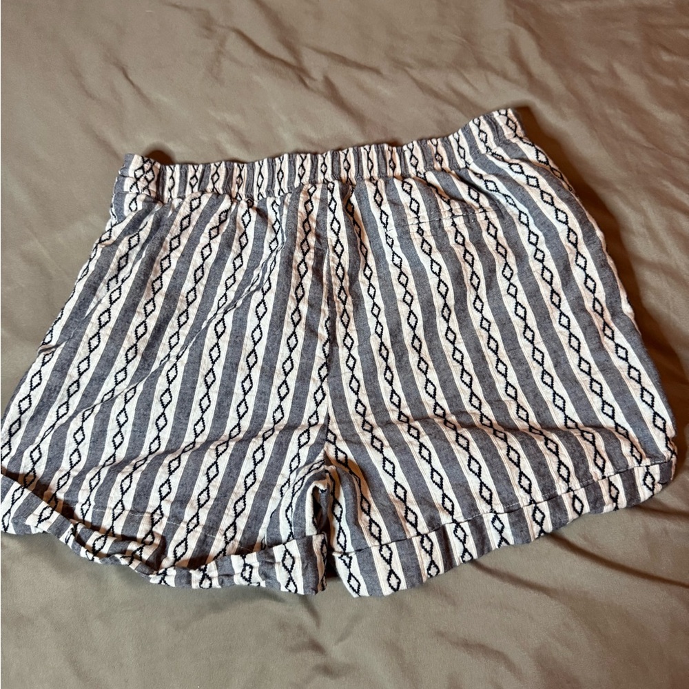 ✨ THML‎ Diamond Pattern Shorts ✨ - Picture 2 of 3